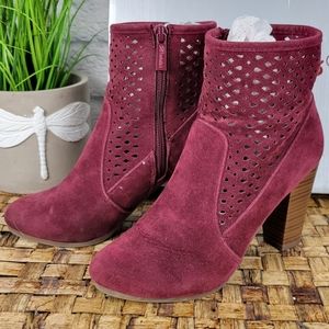 Breckelle's faux suede boots 6.5